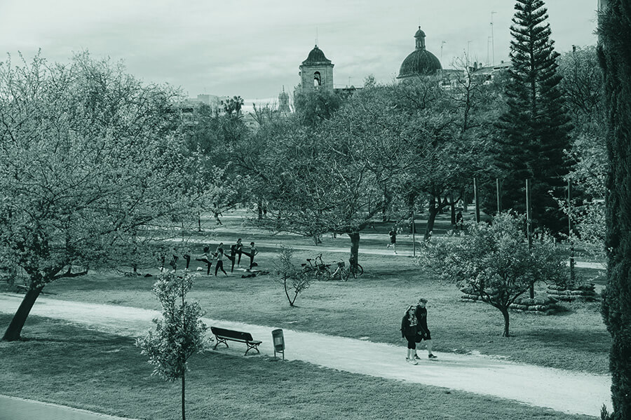 València no s'entén sense l'antic llit del riu convertit en un dels parcs més grans d'Europa però, sobretot, en un increïble espai verd per passejar, practicar esport o participar en activitats socials. Per estar. Llocs com el Jardí del Túria fan més fàcil al periodisme ambiental traslladar a la ciutadania la necessitat d'apostar per ciutats on es puga respirar.
